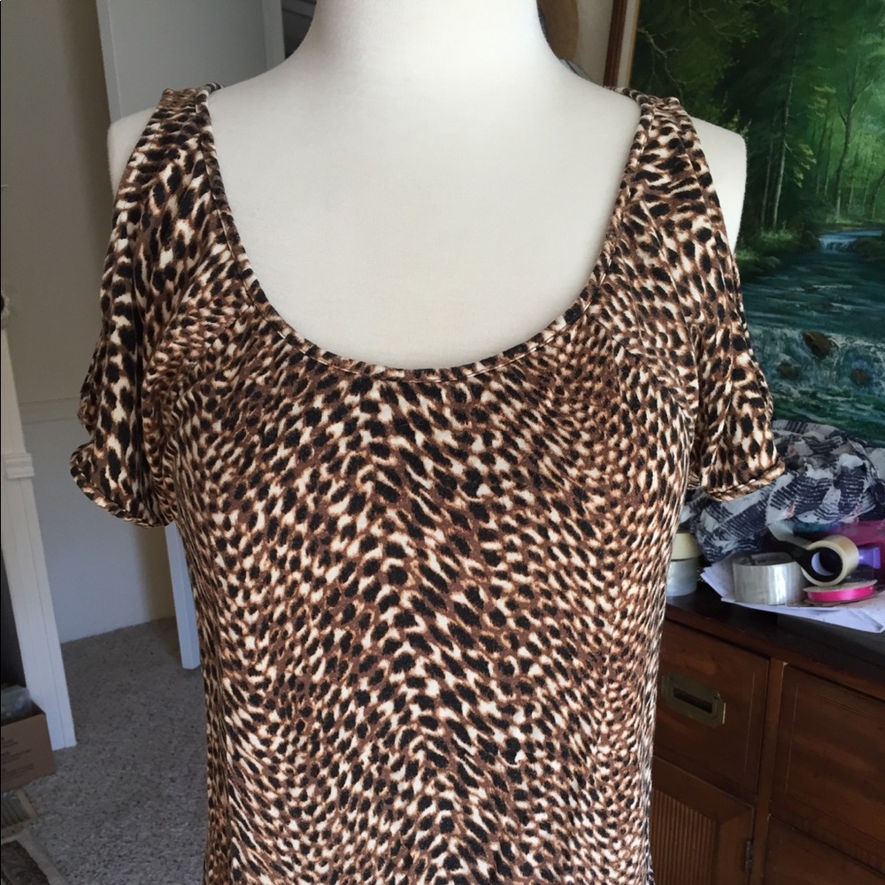 COLD SHOULDER ANIMAL PRINT TEE